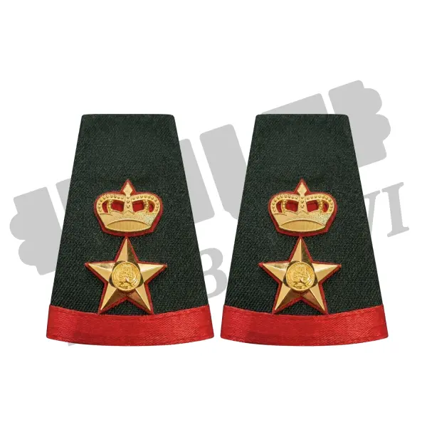 Kuwait Army Lt. Colonel (Muqaddam) with RED STRIP image 0