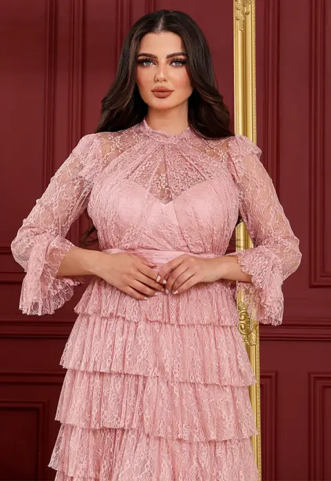 فستان دانتيل قصير بتصميم طبقات وأكمام شفافة image 4
