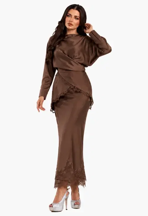 طقم ساتان راقي بلوزة وتنورة image 2