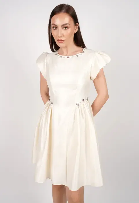 Short dress with a wide cut image 3