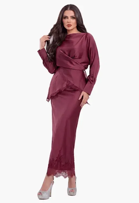 طقم ساتان راقي بلوزة وتنورة image 1
