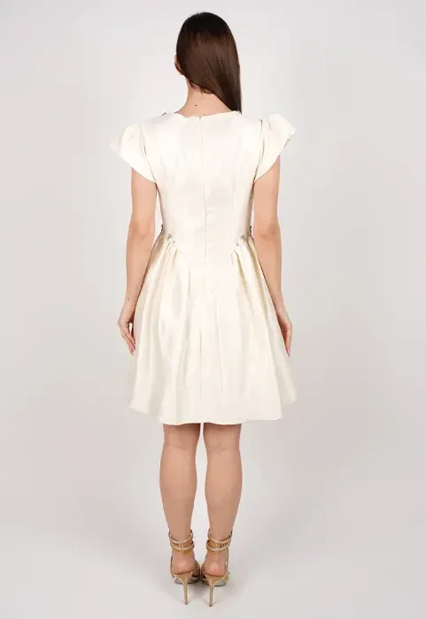 Short dress with a wide cut image 6