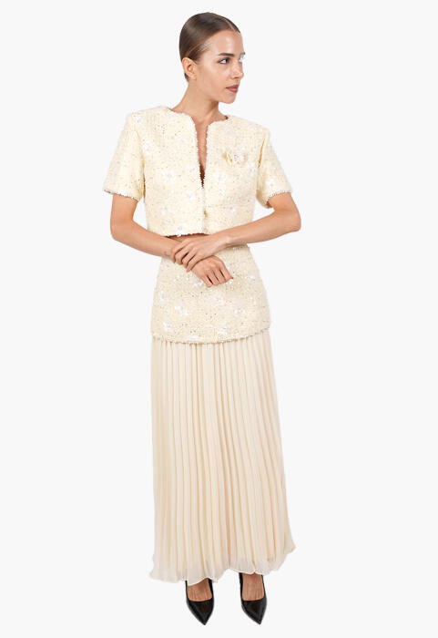 بدلة بجاكيت قصير مزين بالترتر image 2