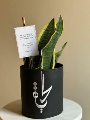 حامل نبات جلد أسود بتطريز اوف وايت , عبارة (حياة) image 3