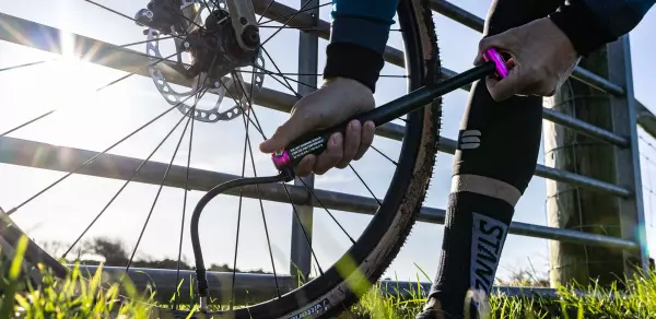 Muc-Off AirMach Carbon Pump image 3