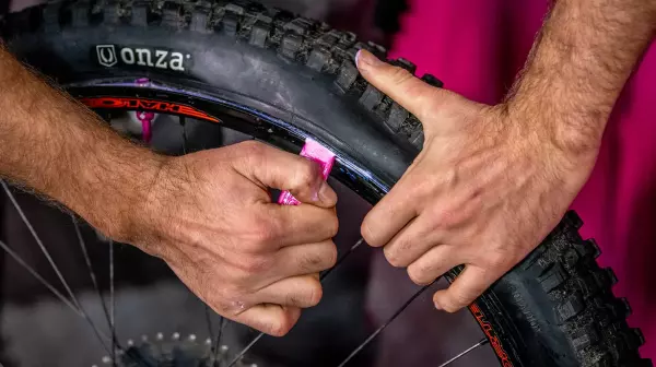 Muc-Off Rim Stix Tyre Lever pink image 1