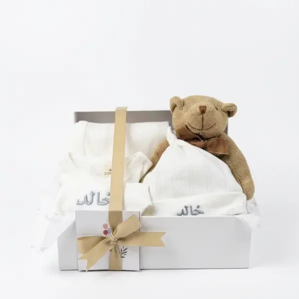 ملابس أطفال وهدية دب أبيض image 0