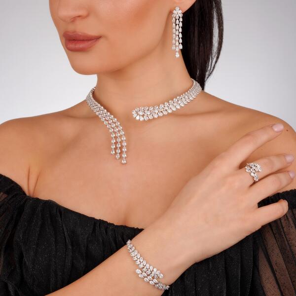 Luxury women's accessory set image 0