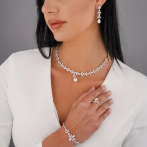 Silver Toned Flora Necklace Set image 5