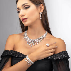 طقم سهرة بتصميم تاجي image 1