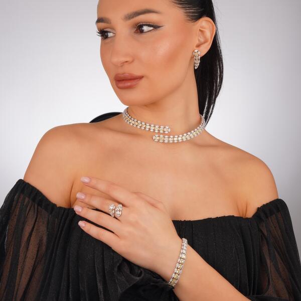 A set with a modern, sparkling design image 3