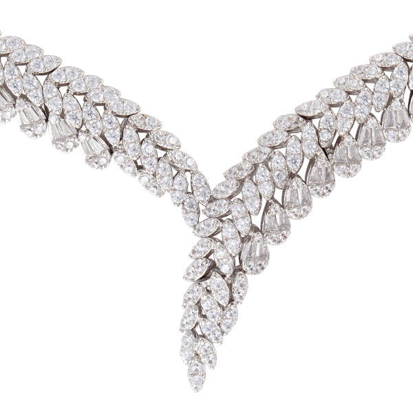 Party set studded with soft stones image 2