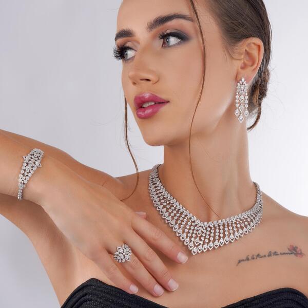 طقم حفلات فاخر بتصميم تاجي image 1