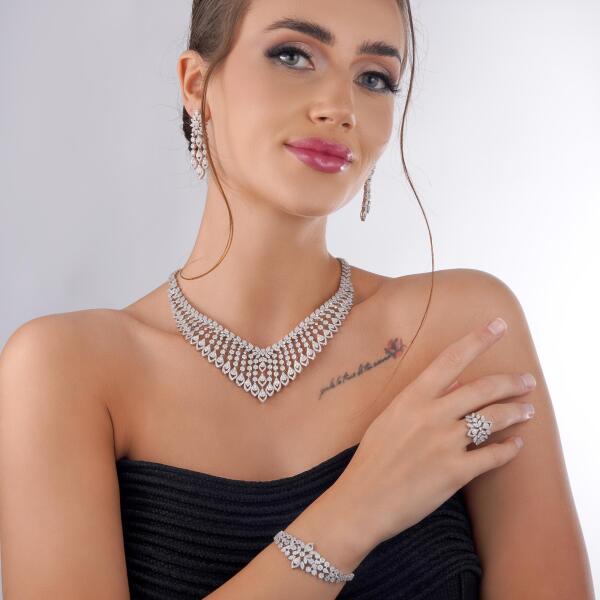 طقم حفلات فاخر بتصميم تاجي image 0