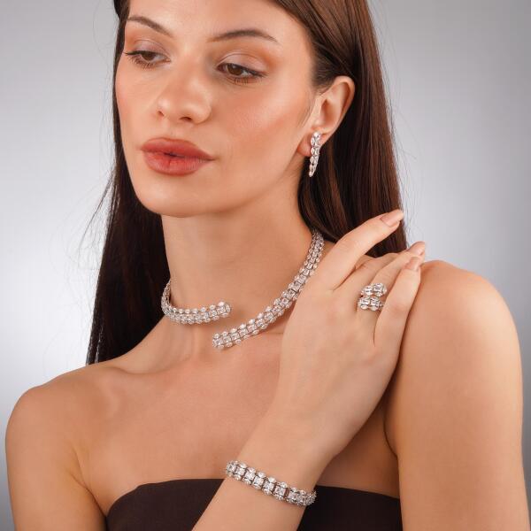 A set with a modern, sparkling design image 0