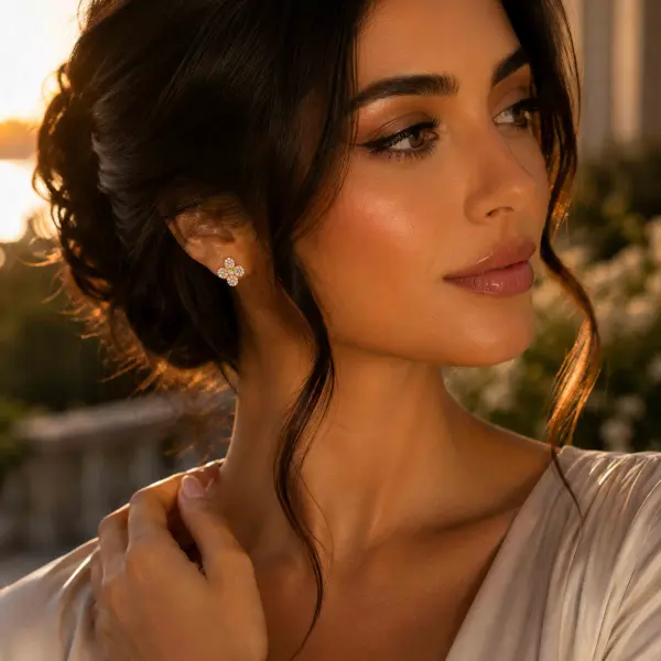 أقراط زهرة البرسيم الذهبية المرصعة بالزركون image 0