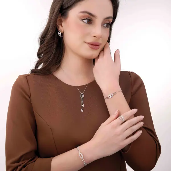 عقد فضة منسدل بتصميم قفل زركون image 2