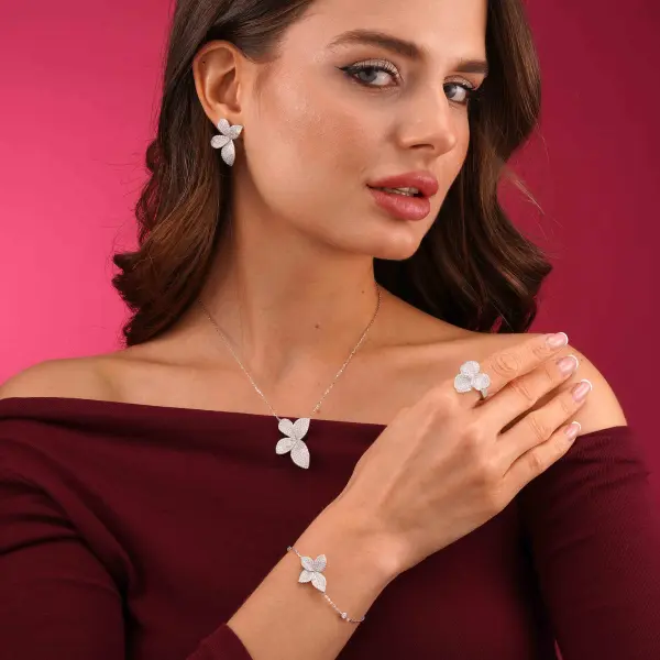 عقد فراشة فضة استرليني image 3