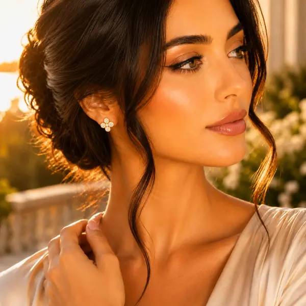 أقراط زهرة البرسيم الذهبية المرصعة بالزركون image 0