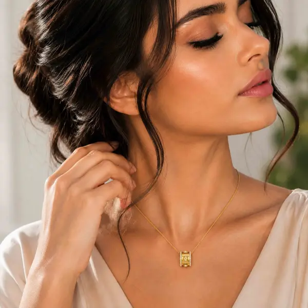 عقد الأسطوانة الماسية الذهبي image 0