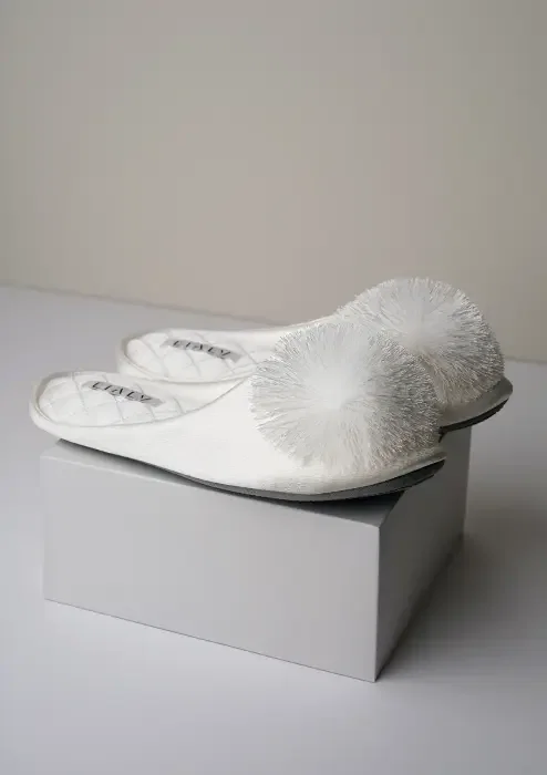 Slippers - Play image 1