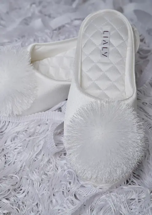 Slippers - Play image 4