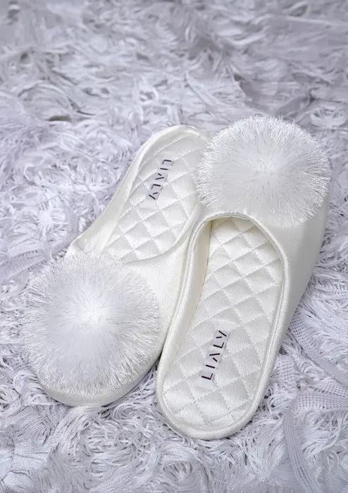 Slippers - Play image 5