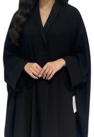 عباية سوداء واسعة بتصميم كيب وقماش كوبرا – Abaya Style image 1