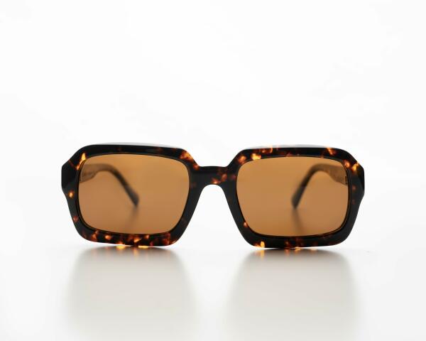BOLD BROWN image 0