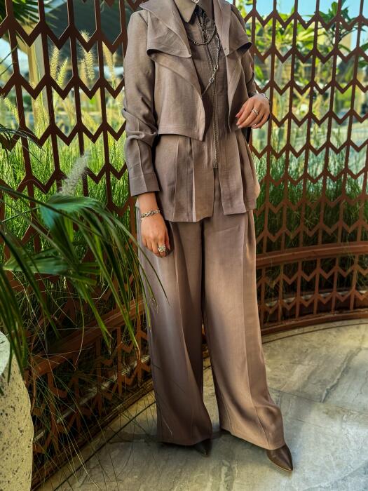 Women's 2-piece suit, featuring a distinctive front-facing jacket and high-waisted wide-leg pants, suitable for work and daily commuting image 2