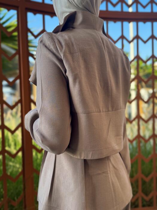 Women's 2-piece suit, featuring a distinctive front-facing jacket and high-waisted wide-leg pants, suitable for work and daily commuting image 5