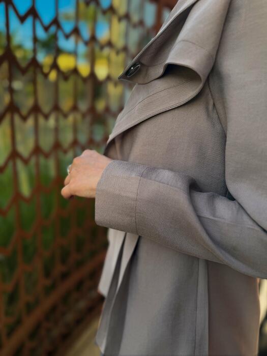 Women's 2-piece suit, featuring a distinctive front-facing jacket and high-waisted wide-leg pants, suitable for work and daily commuting image 4
