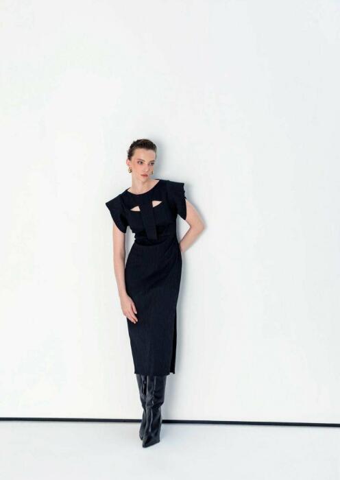 Elegant women's dress with a round neck, distinctive details on the front, and sleeveless, suitable for daily use and occasions image 1