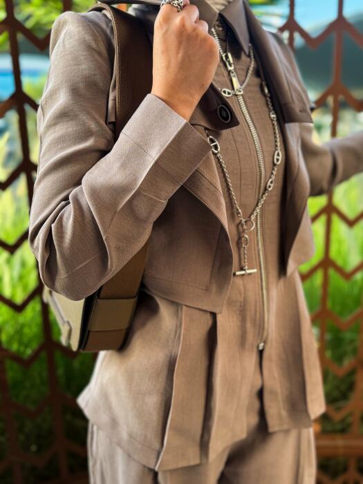 Women's 2-piece suit, featuring a distinctive front-facing jacket and high-waisted wide-leg pants, suitable for work and daily commuting image 3