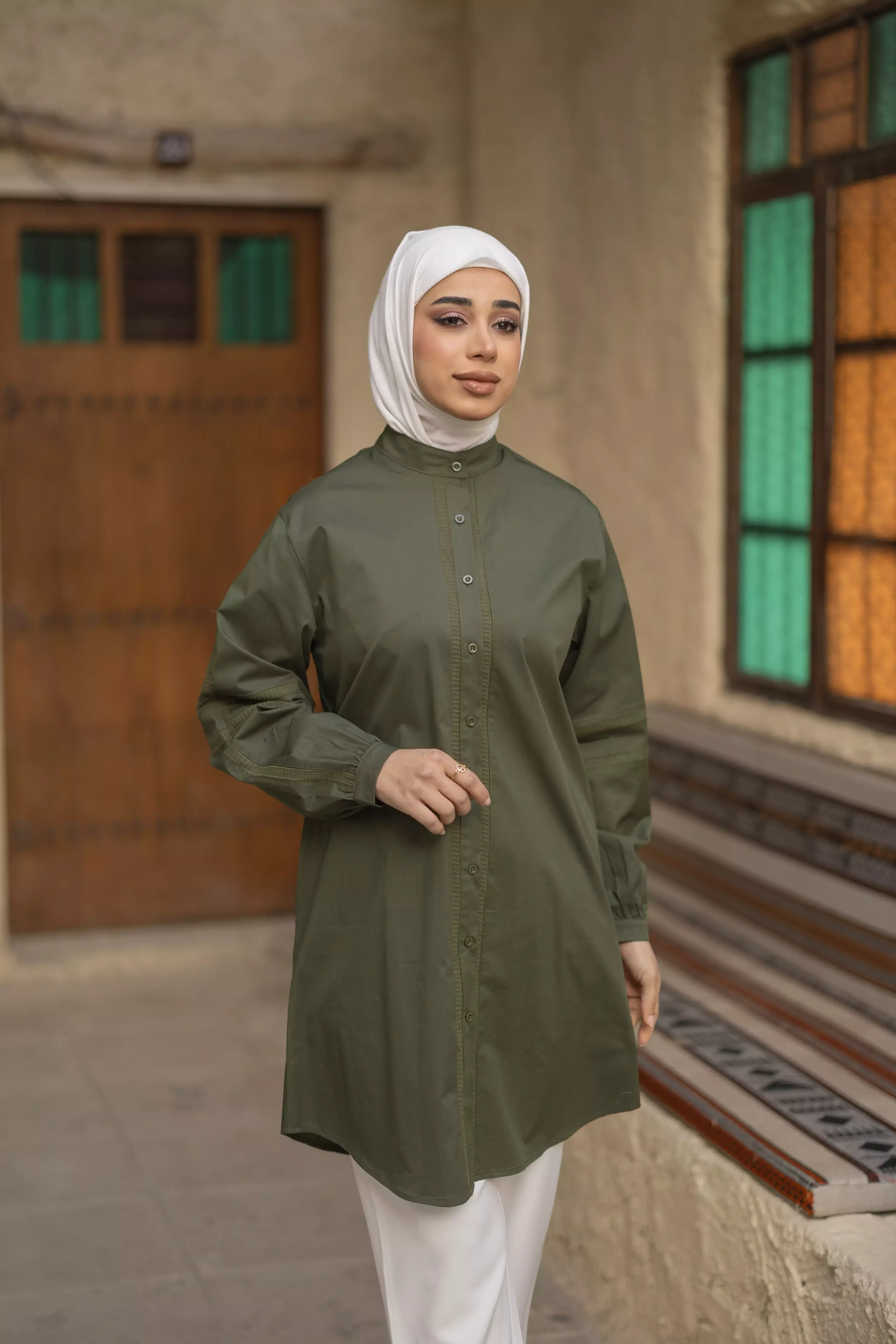 قميص نسائي قطني ناعم باللون الزيتي
