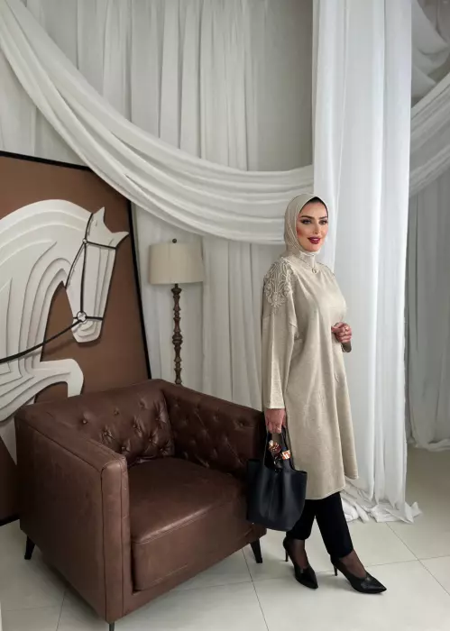 بلوزة من التريكو مع دانتيل - بيج - FS image 3