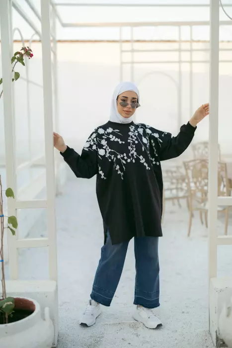 بلوزة بتطريز يدوي image 0