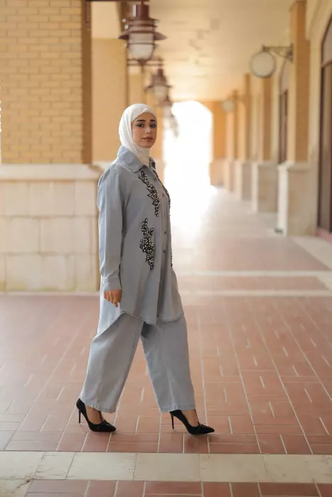 قميص عصري من الجينز image 0