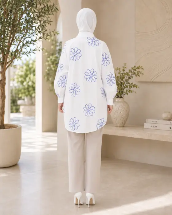 قميص بطباعة ورود image 6