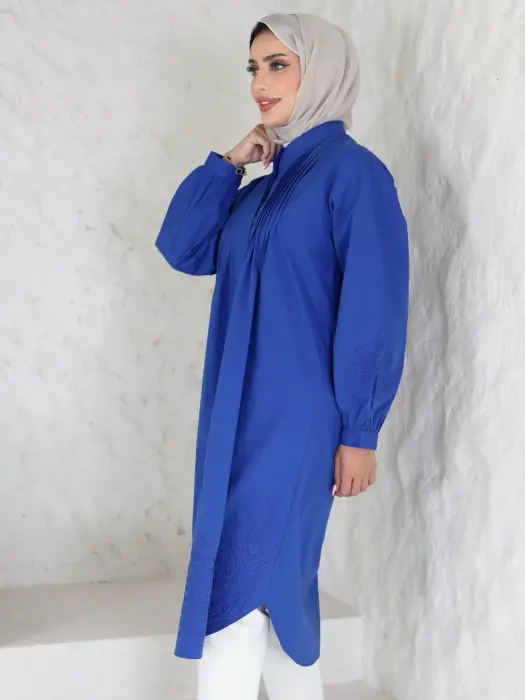 قميص طويل بكسرات على الصدر image 6