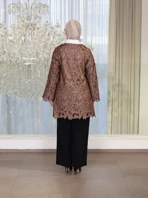 Jacket made of guipure lace image 6
