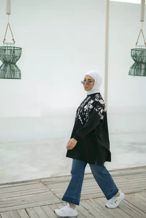 بلوزة بتطريز يدوي image 2