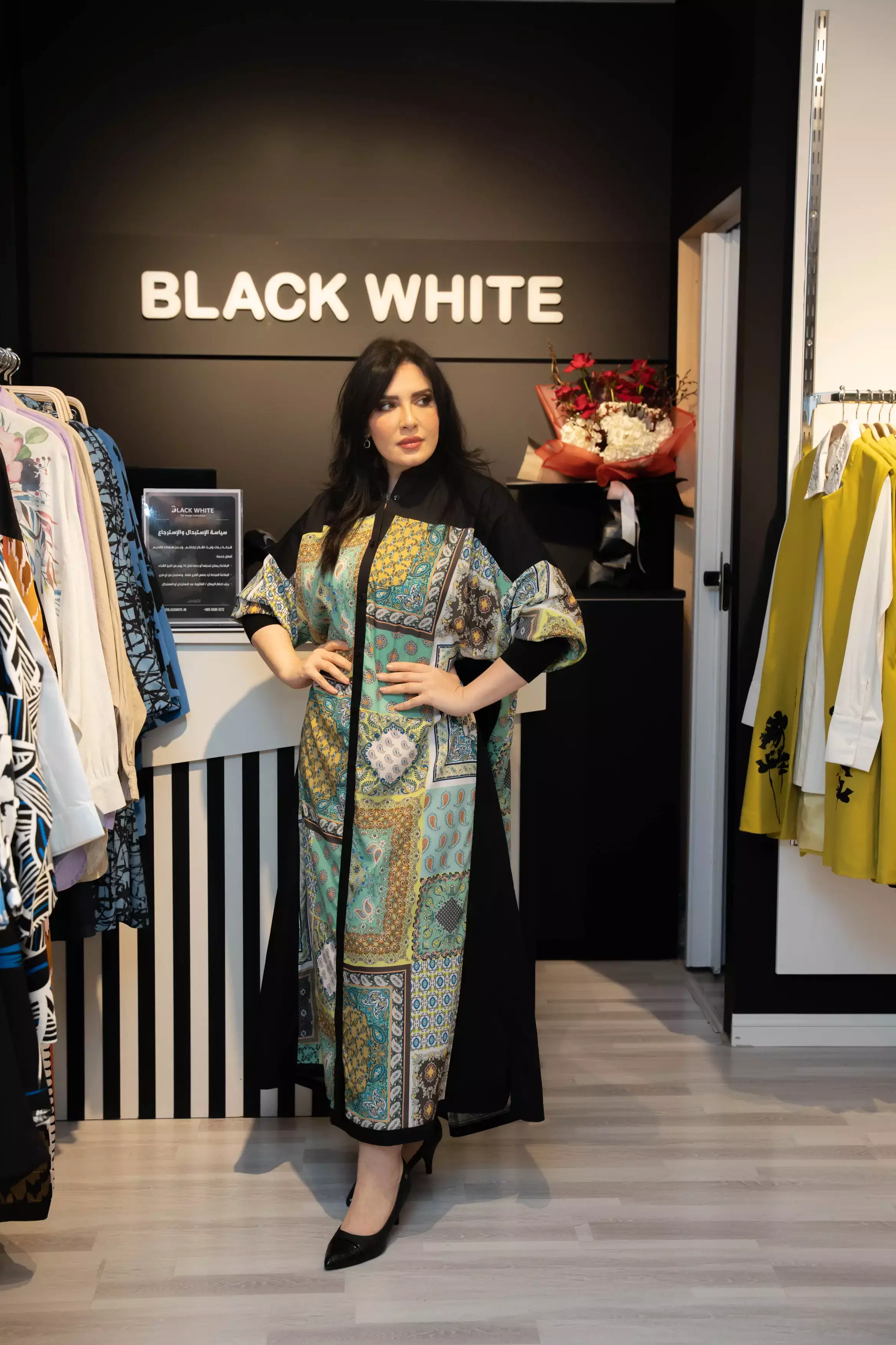 فستان كريب للمحجبات باللون الأسود مع نقشة كشمير ملونة، يأتي بتصميم طويل وواسع مع فتحات جانبية وأكمام منفوخة