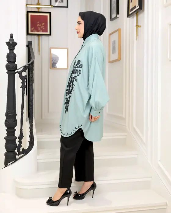 قميص بتطريزات متناسقة image 1