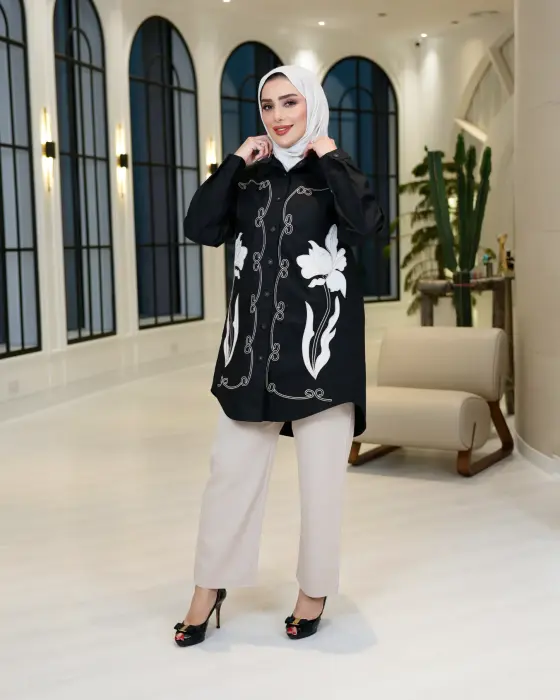 قميص بتطريز أزهار الزنبق-اسود-2 image 0