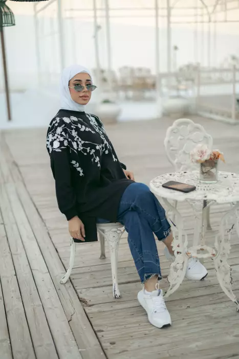 بلوزة بتطريز يدوي image 1