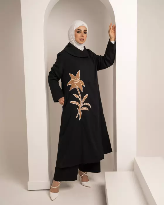 Long Jacket With Elegant Embroidery image 0