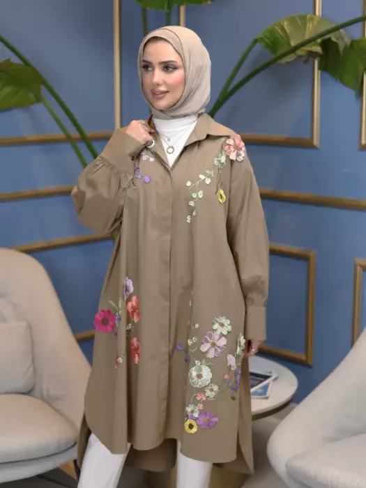قميص طويل مع وردة image 5