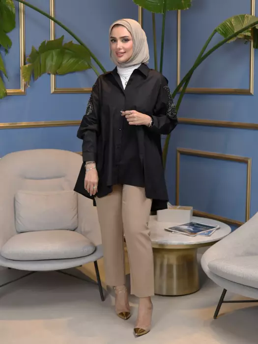 قميص مع كلفة مزينة بالشك image 0