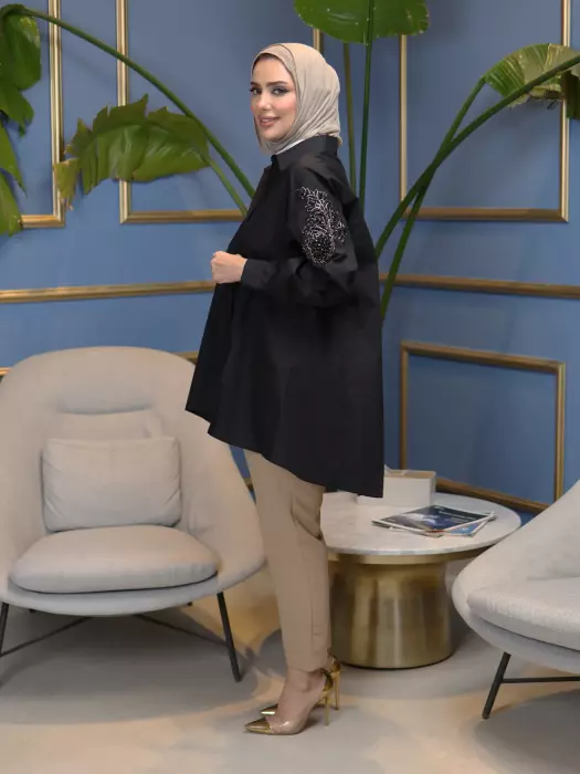 قميص مع كلفة مزينة بالشك image 1